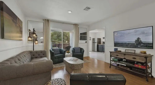 Коттедж Elegant and Stylish Glenmoor Abode - 5 min to Town
