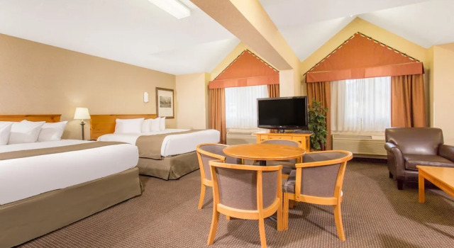 Семейный люкс Canmore Inn & Suites