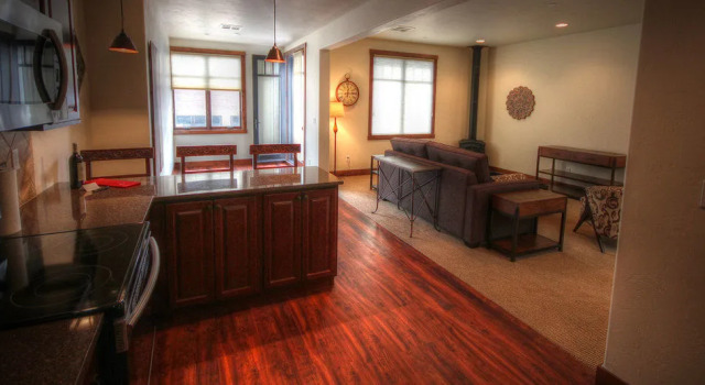 Whitefish Downtown Suites, Забронировать Отель Отели Flathead Valley с парковкой, Парковка