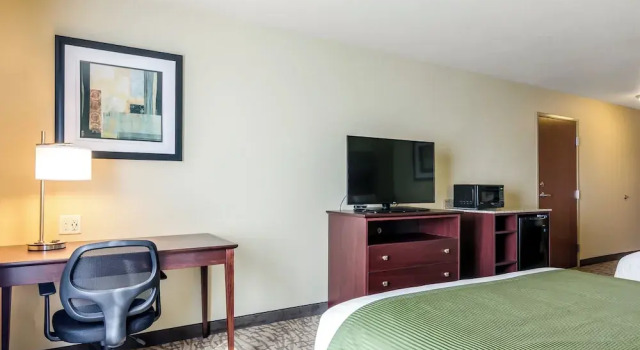 Четырёхместный номер Standard Cobblestone Hotel & Suites - McCook