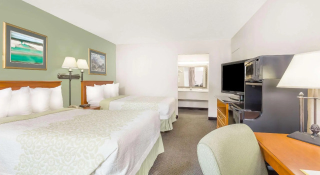 Четырёхместный номер Standard Days Inn by Wyndham Cedar Falls- University Plaza
