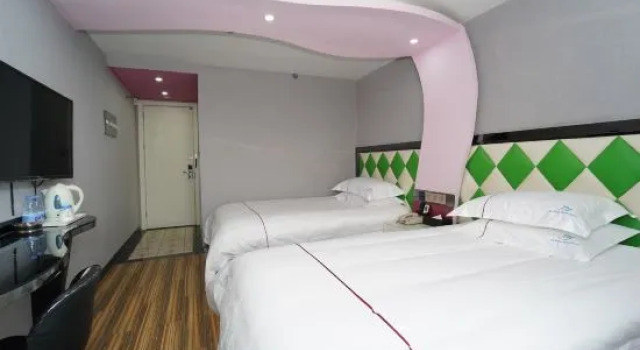 Кровать в общем номере (мужской номер) Nihang Hotel