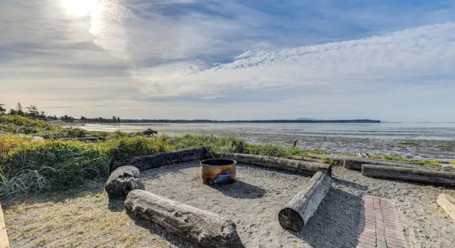 Коттедж Bayfront Retreat w/ Private Beach in Birch Bay