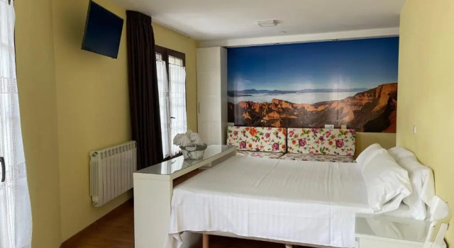 Двухместный номер Deluxe с балконом The Way Hostel Molinaseca -Grupo Rosa Azul