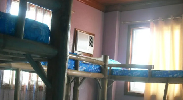 Кровать в общем номере Cebu Guest Inn