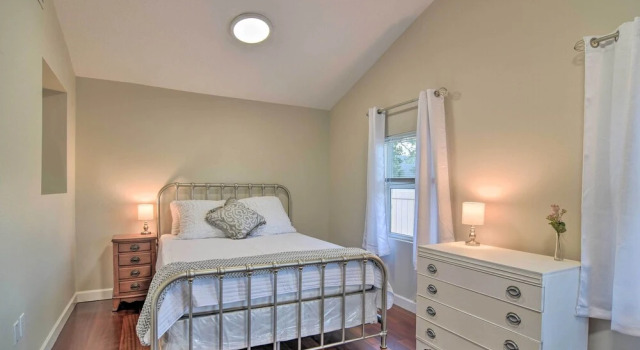 Коттедж Vibrant Dunedin Getaway w/ Furnished Patio!