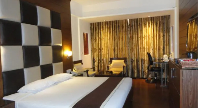 Hotel K.C. Residency, Varaa Hotelli Hotellit Chandigarh Region aamiaisella, Aamiainen