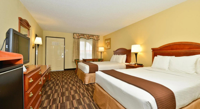 Кровать в общем номере Best Western Greenville Inn