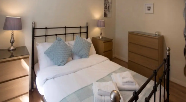 2 Bedroom Meadows Flat, Забронировать Отель Ньюингтон Эдинбург, рядом с Национальный музей Шотландии