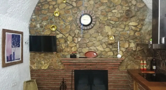 House With 4 Bedrooms in Guadix, With Wonderful Mountain View, Enclosed Garden and Wifi Near the Slopes, Varaa Hotelli Darro Granada