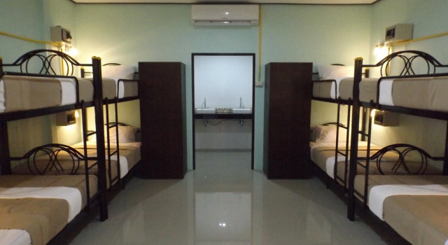 Кровать в общем номере Lanta Long Beach Hostel