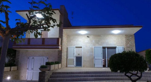 Villa Solare con piscina fronte mare