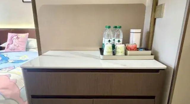 Семейный тент с балконом Wenjing Yuelan Hotel (Near Wang Family Courtyard Ticket Office)