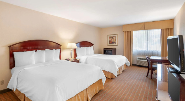 Четырёхместный номер Standard Best Western Plus West Covina Inn