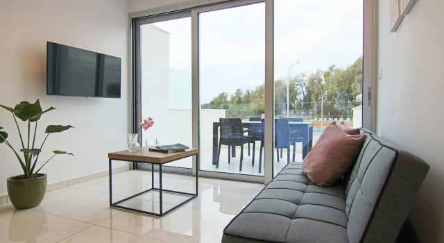 Phaedrus Living: Seaside Luxury Flat Harbour 109, Rezerwuj Hotel Hotele w Pafos z parkingiem, w pobliżu Paphos Archaeological Park, Parking