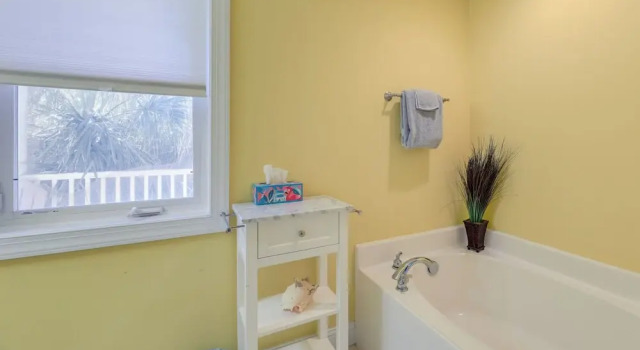 2 Blocks to Shore: Atlantic Beach Home w/ Views!, Забронировать Апартаменты/квартира Атлантик-Бич Северная Каролина