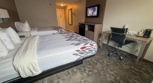 Четырёхместный номер Comfort Whalers Inn and Suites