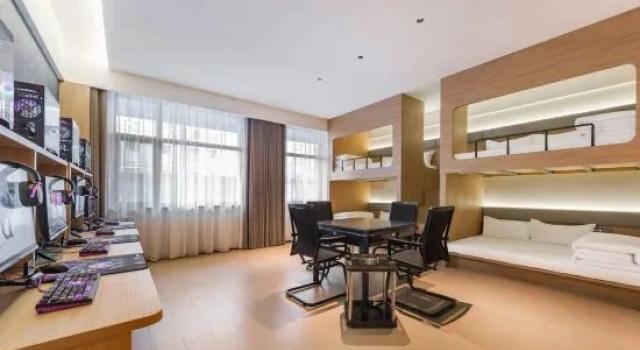 Кровать в общем номере IU Hotel