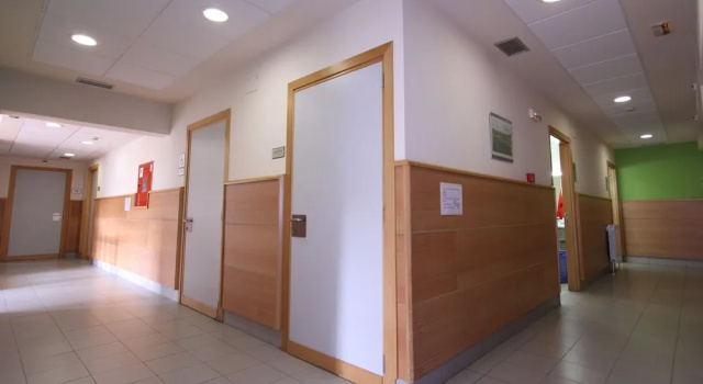 Кровать в общем номере с красивым видом из окна Albergue Trinkete Etxea