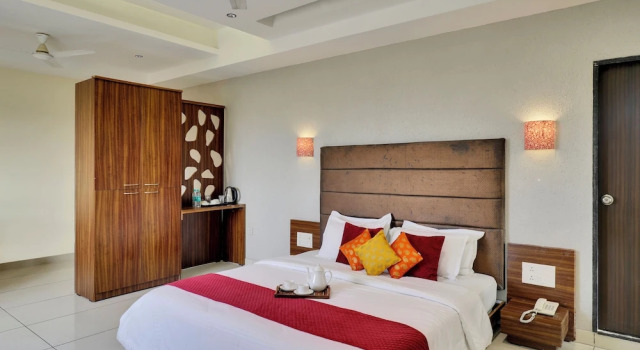 Двухместный номер Superior c 1 комнатой с балконом и с красивым видом из окна Goverdhan Greens Resort Dwarka l Hotels In Dwarka
