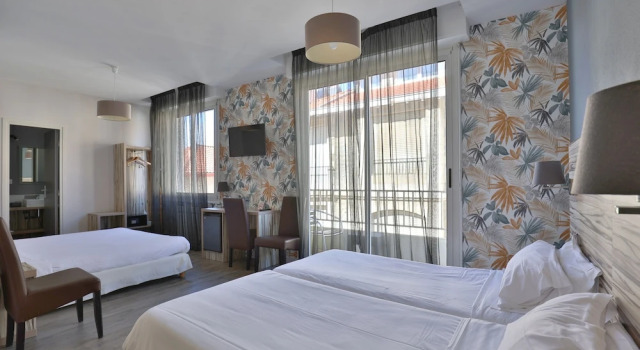 Четырёхместный номер Standard с балконом Hotel Marbella