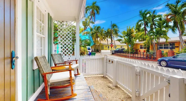 Steps to Duval St! Colorful Bahama Village Retreat, Забронировать Дом для отпуска Виллы Ки-Уэст, рядом с Harry S Truman Little White House, Вилла