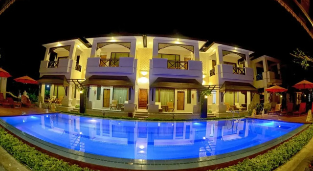Двухместный номер Deluxe c 1 комнатой с балконом и с видом на бассейн Shwe Taung Tan Hotel Lake View