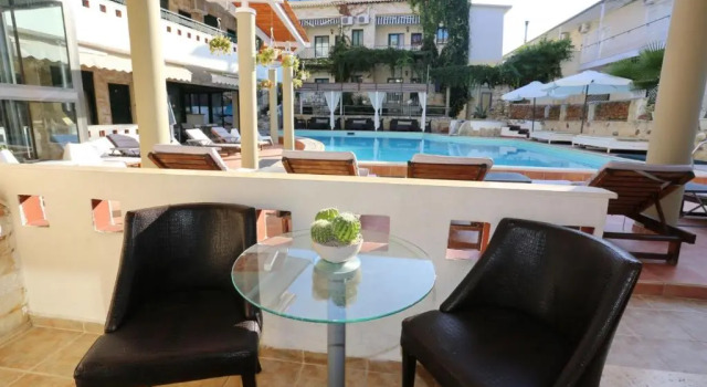 Трёхместный номер Standard с видом на бассейн Philoxenia Spa Hotel