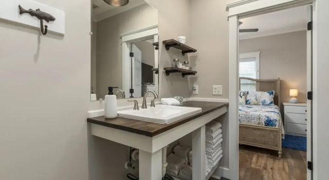 Bienville Bungalow - 304 Bienville Blvd 2 Bedroom Home, Varaa Lomakoti Huvilat kohteessa Alabama, Villa