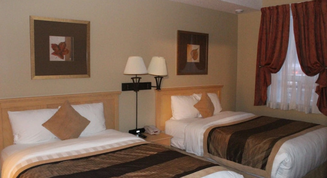 Четырёхместный люкс Executive с балконом Clearwater Suite Hotel