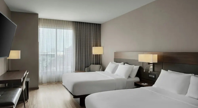 Четырёхместный номер Standard с балконом AC Hotel by Marriott Cincinnati at Liberty Center
