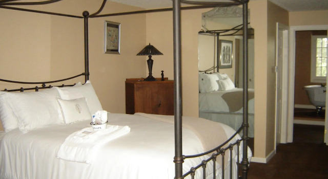 Vintage Gardens Bed & Breakfast, Забронировать Отель «постель и завтрак» Ньюарк штат Нью-Йорк