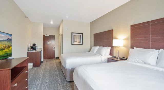 Четырёхместный номер Standard Cobblestone Hotel & Suites - Lamar