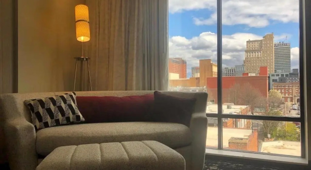 Двухместный люкс с видом на город Courtyard Winston-Salem Downtown