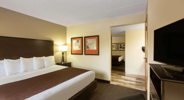 Двухместный люкс с 2 комнатами AmericInn by Wyndham Apple Valley