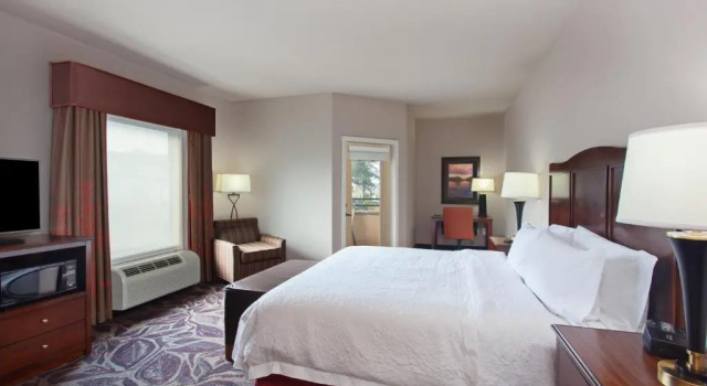 Номер Standard с балконом и с видом на воду Hampton Inn Seattle/Everett Downtown