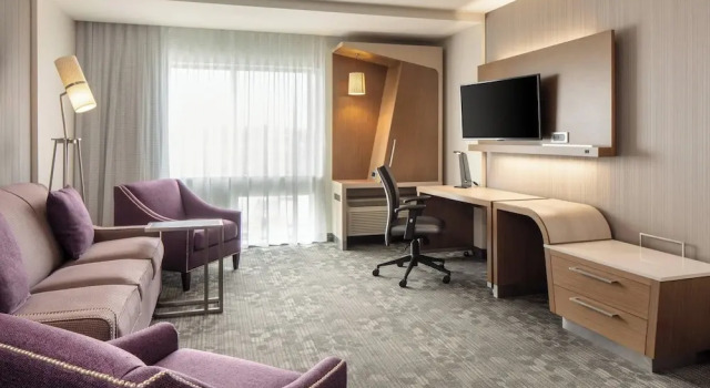 Двухместный люкс Courtyard by Marriott Omaha Bellevue at Beardmore Event Center