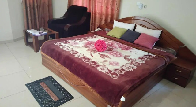 Room in Guest Room - Renajoe Exclusive Guesthouse Tema Community 9, Rezervasyon Misafirhane Tema Greater Accra