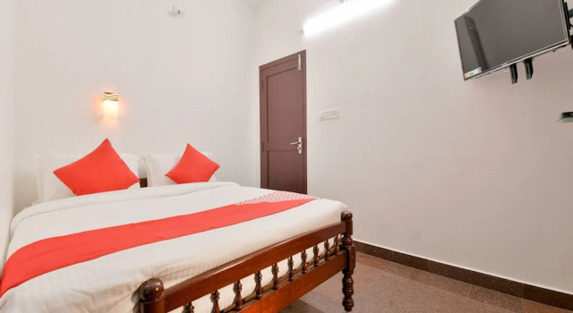 OYO 15562 AAR Palmyra Regency, Забронировать Отель Отели штата Кералы с парковкой, Парковка
