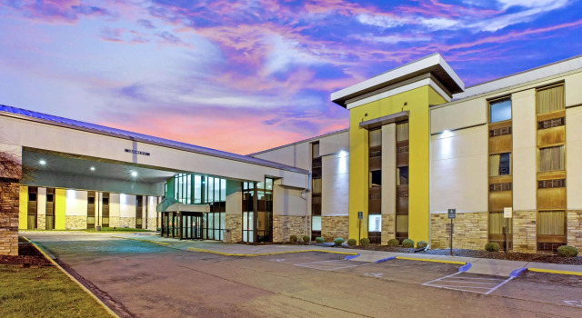 La Quinta Inn & Suites Detroit Metro Airport, Boek Hotel Romulus 
