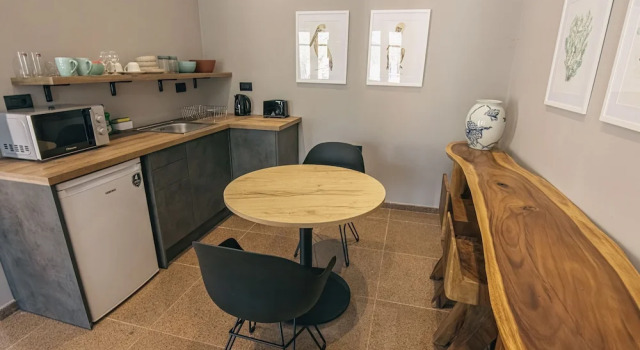 Люкс Цокольный этаж с балконом и с видом на внутренний двор Balhambra Suites