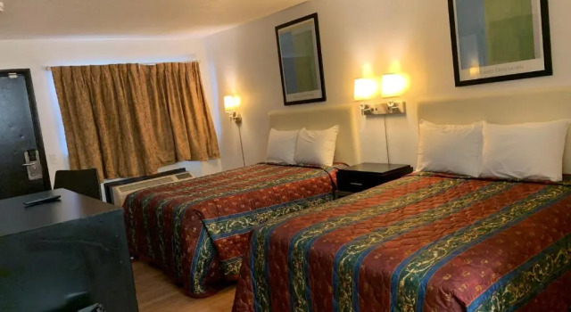 Четырёхместный номер Standard Economy Inn of Holland