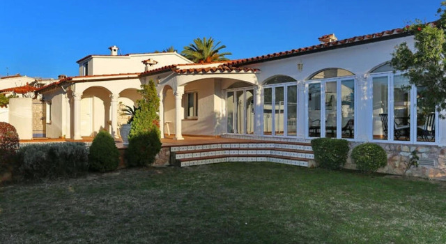 Luxurious Holiday Home in Empuriabrava With Private Pool, Забронировать Отель Отели Эмпуриабравы 3 звезды, 3*