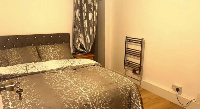 Коттедж с 4 комнатами с видом на сад Charming 4-bedroom House Rental in Basildon, UK