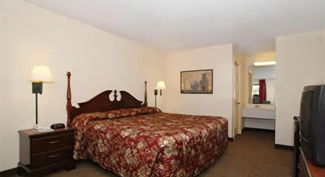 Regency Inn Fayetteville/Fort Bragg, Забронировать Отель Фаеттевилле Северная Каролина, рядом с Fayetteville Transportation Museum
