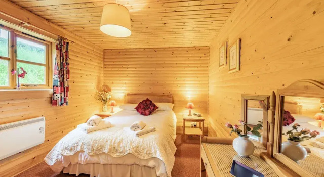 Clwyd 3, Book Hotel Llanfynydd Glamorgan