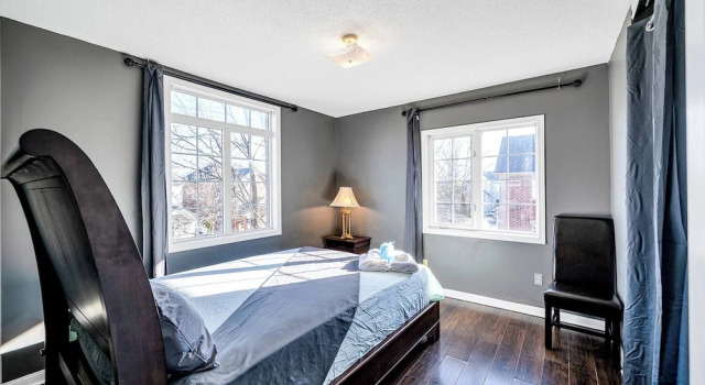 King Bed Convenience On Main Floor, Réserver Maison de vacances Villas à Durham Region, Villa