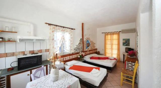 Трёхместный номер Standard с балконом и с красивым видом из окна Aposperitis Rooms & Apartments