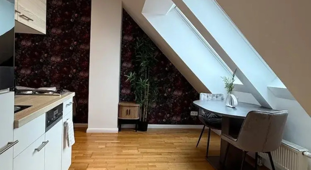 Stylish 1BR Apt Balcony AC City Center, Varaa Huoneisto Wien Itävalta, lähellä Generali Arena