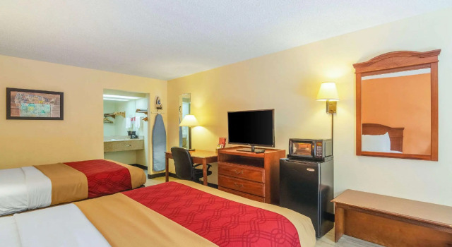 Четырёхместный номер Standard Econo Lodge Inn & Suites Gulfport Airport
